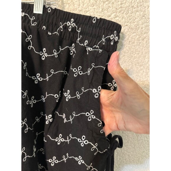 ASOS DESIGN broderie flippy short in‎ black and white embroidery. Cute, SZ 26 US - Picture 5 of 11